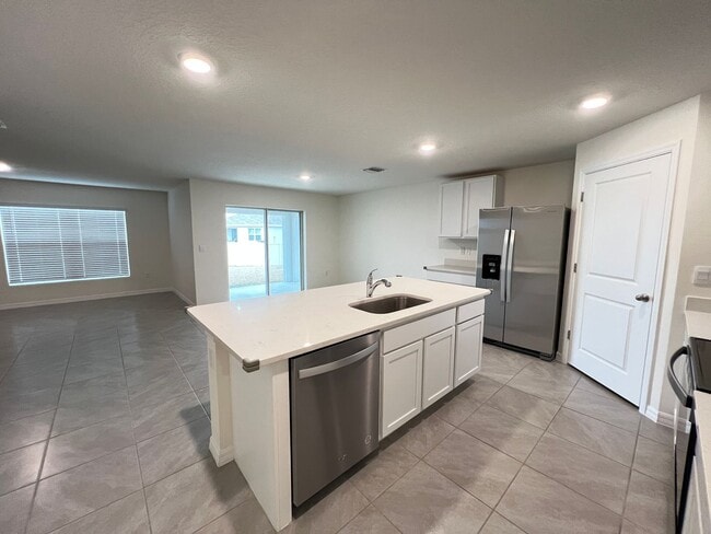 Building Photo - 4BD/2BA Modern Comfort Meets Suburban Serenity in Ocala! WASHER & DRYER INCLUDED! FULLY FENCED HOME!