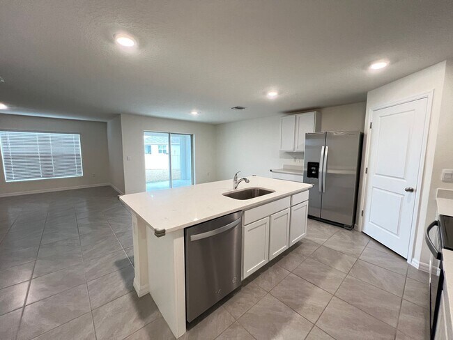 Building Photo - 4BD/2BA Modern Comfort Meets Suburban Serenity in Ocala! WASHER & DRYER INCLUDED!