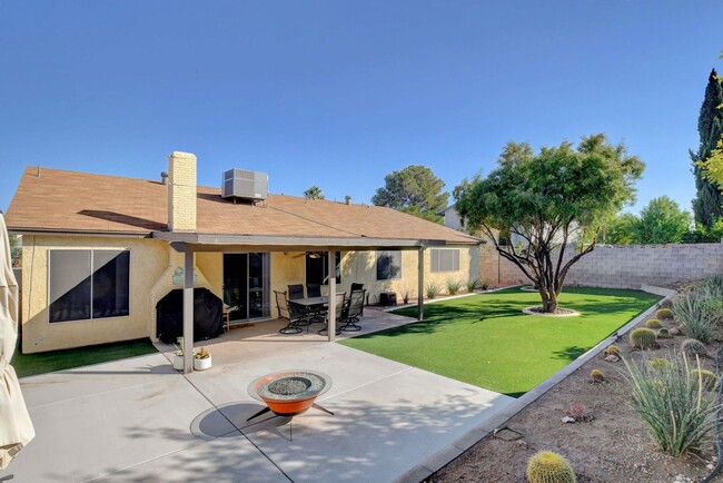 Building Photo - Fully Furnished, One Story, Near Strip, All Utilities Included with Flexible Lease Terms