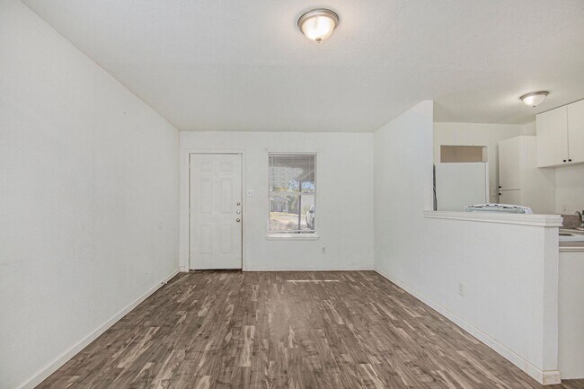 Building Photo - This charming 2-bedroom, 2-bathroom duplex is nestled in the desirable Lake Worth region of Fort ...