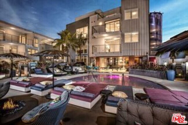 Building Photo - 950 S Fairfax Ave