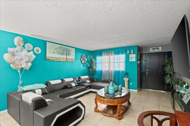 Building Photo - Charming Updated 3-Bedroom Home — Prime Daytona Location!