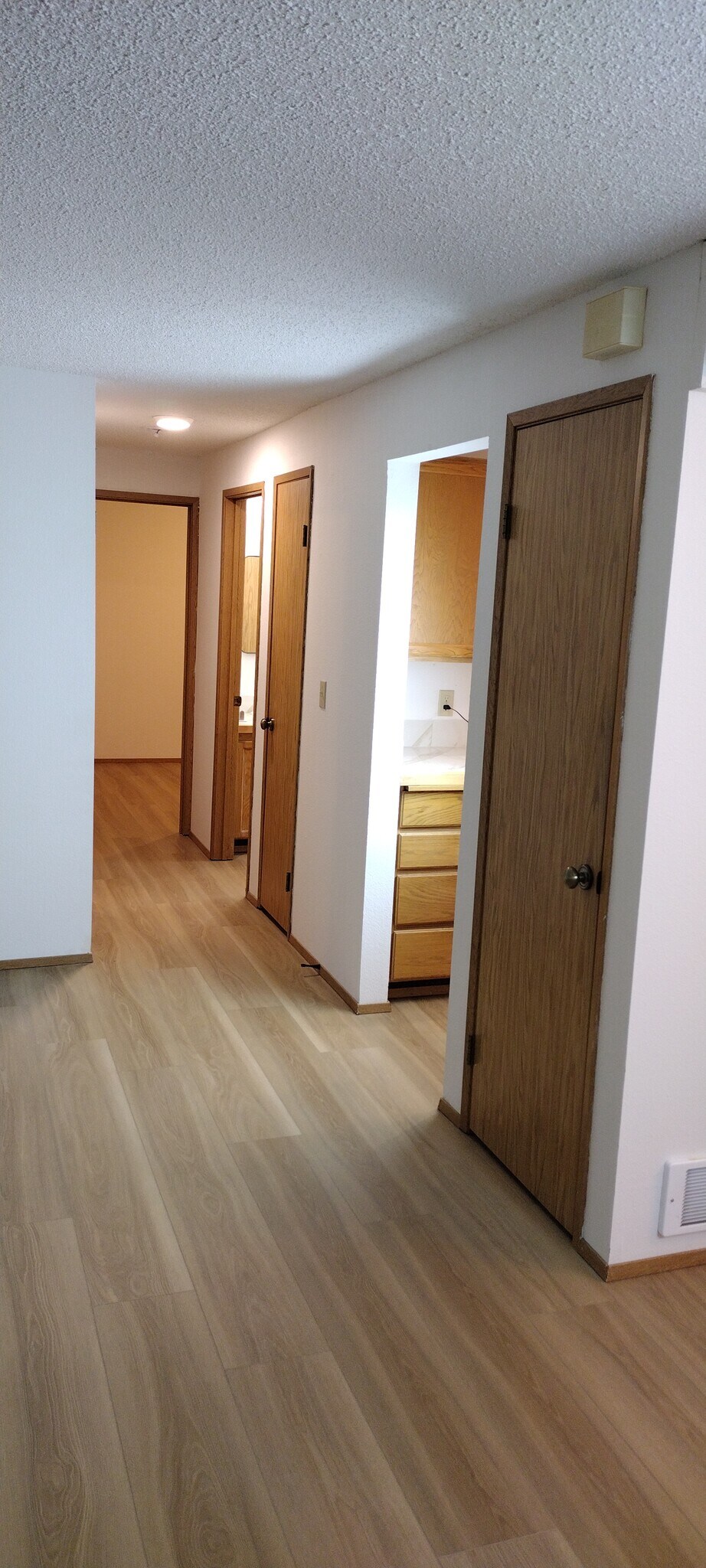 Building Photo - 423 Healy Ave S