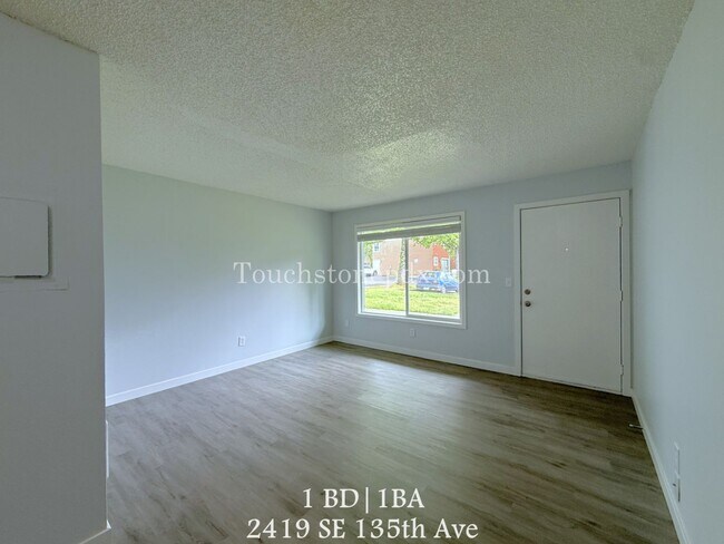 Building Photo - 2 WEEKS FREE OF RENT! Inviting East Portland Apartment