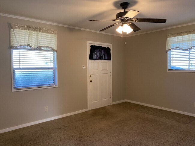 Building Photo - 4001 Sunnyvale Ln S