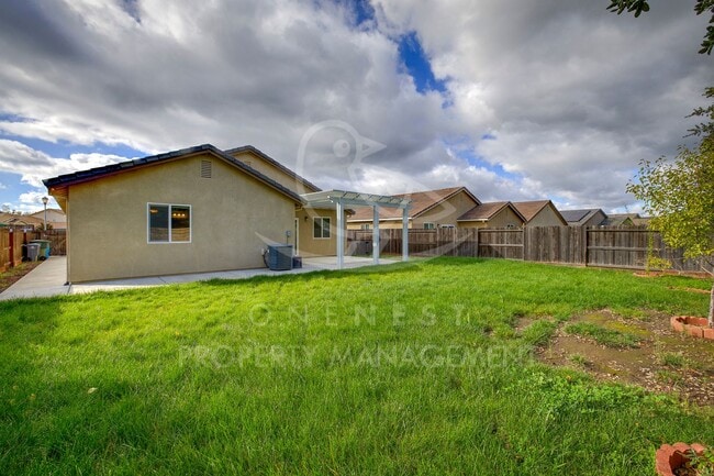 Building Photo - Beautifully maintained and modern 4-bedroom, 2-bathroom