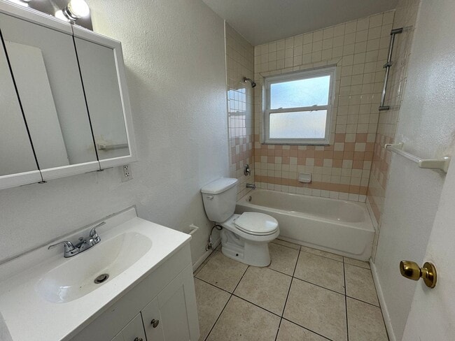 Building Photo - Charming Home with Fenced Back Yard