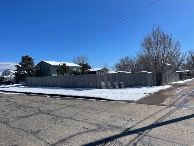 Building Photo - MOVE IN SPECIAL! Cozy 5 bedroom 2 bath Home - Erie