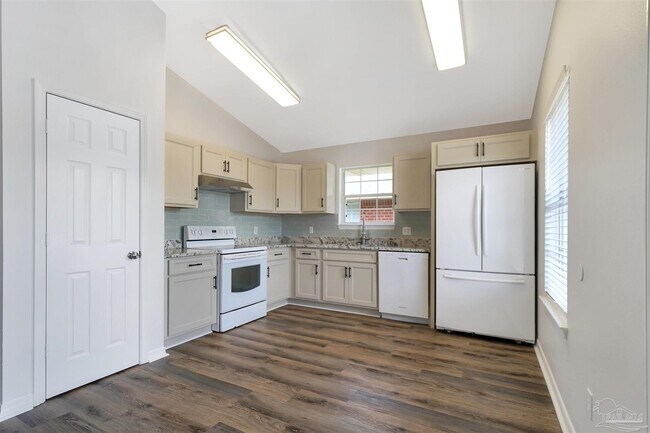 Building Photo - 28 Easton St