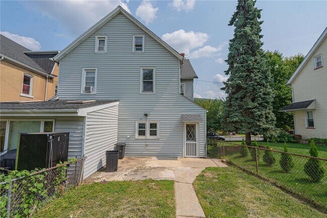 Building Photo - 1037 Seneca St