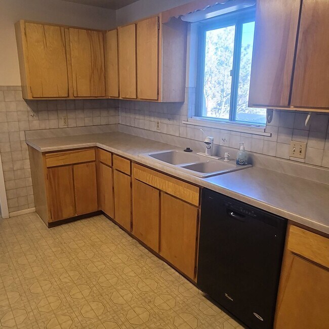 Building Photo - Large Home on NorthSide Grand Junction!!!!