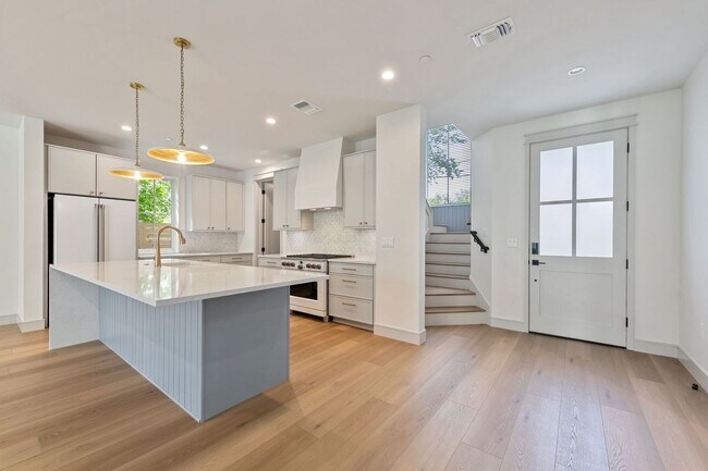 Building Photo - 917 E 37th St