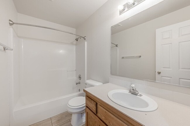 Building Photo - 4 bed 2 bath split level Hayden