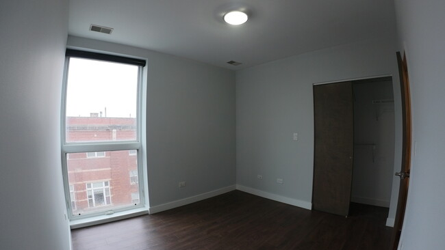 Building Photo - 3301 N Sheffield Ave