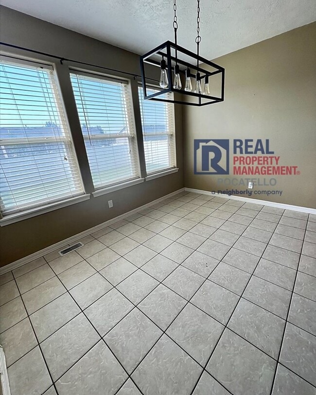 Building Photo - Beautiful 6 Bedroom 3 Bath house - 2 Car Garage - 6 month lease