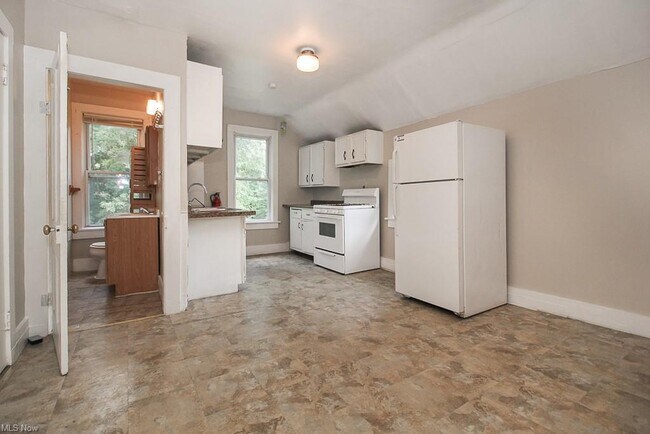 Building Photo - 653 Allyn St