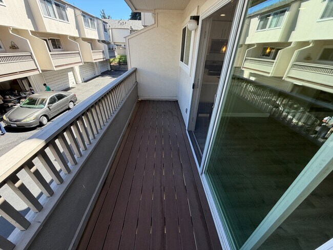 Building Photo - Spacious 2-Bedroom Townhouse with Private Patio