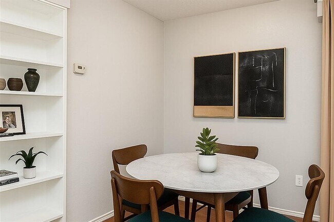 Building Photo - 2401 Manor Rd