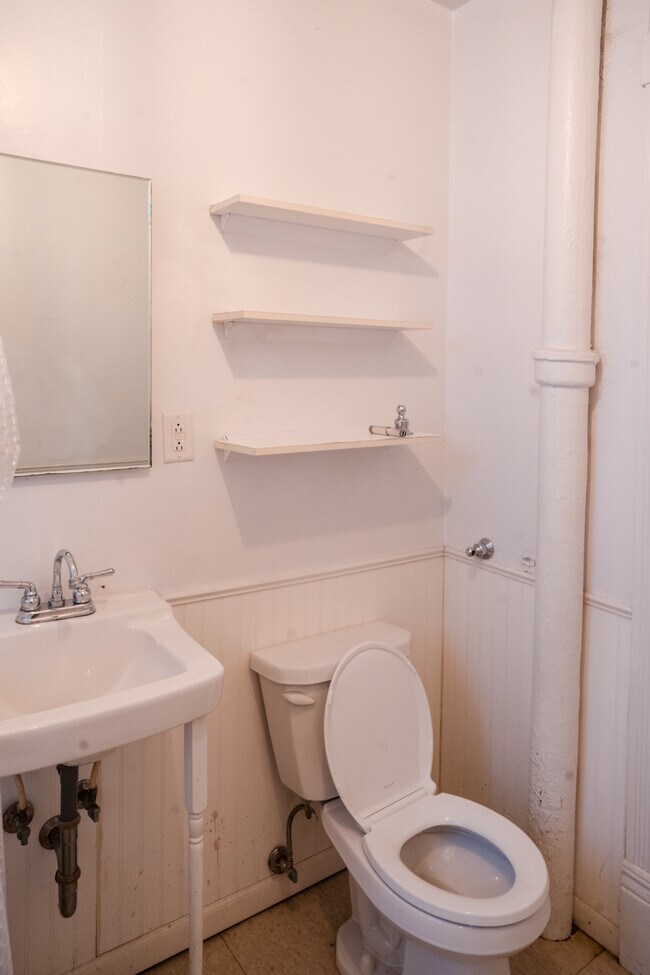 Building Photo - 556 Rose Ave E