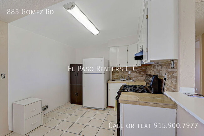 Building Photo - 885 Gomez Rd