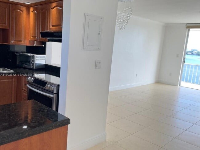 Building Photo - 2910 Point E Dr