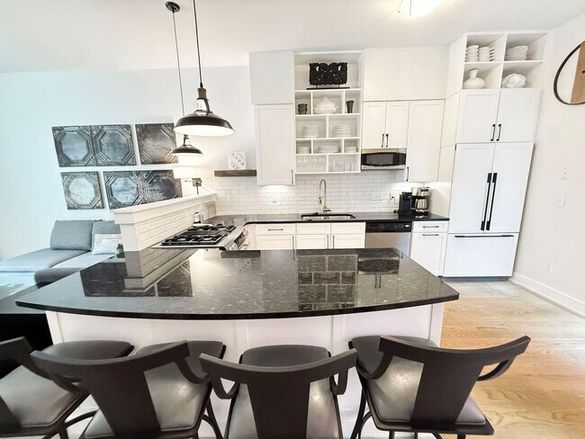 Building Photo - 1408 Pleasant St