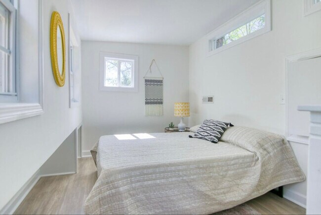 Building Photo - 452 Riverland Dr