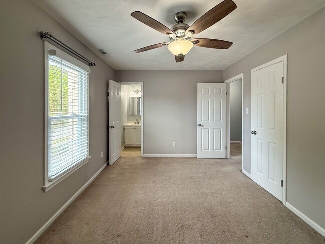 Building Photo - Double En-Suite Townhome