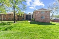 Building Photo - Fairwinds. Renovated and Updated. Spacious 2 bed 2 bath ground level condo in Annapolis!