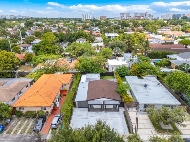 Building Photo - 2640 SW 30th Ct