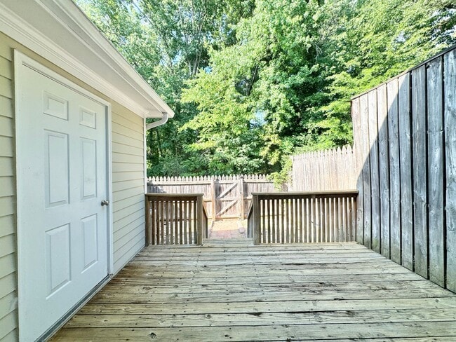 Building Photo - 2 Bedroom Townhome in NW Greensboro near parks and Greenway
