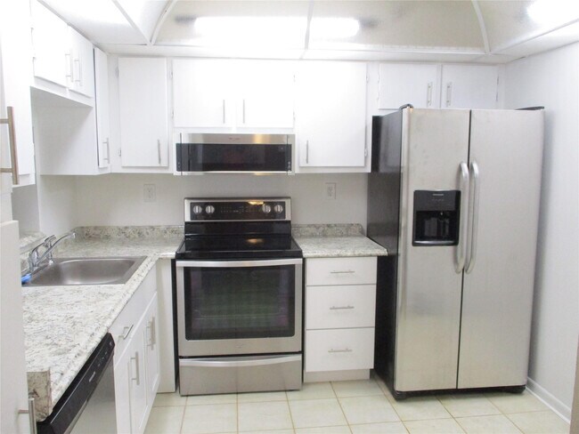 Building Photo - 6751 N University Dr