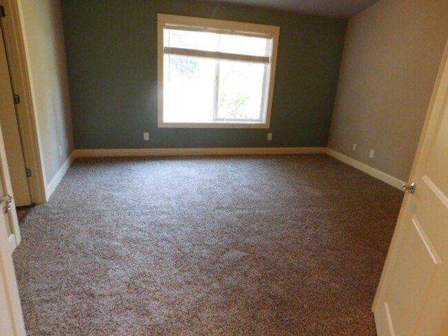 Building Photo - 4Bd/2.5Ba Two Story House - Available Soon!