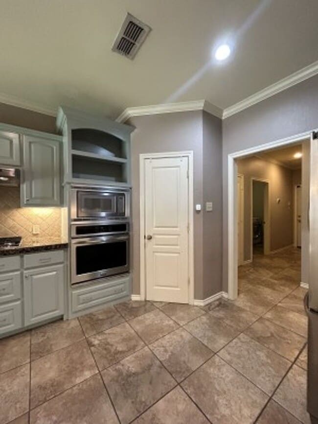 Building Photo - 617 Huntwick Ln