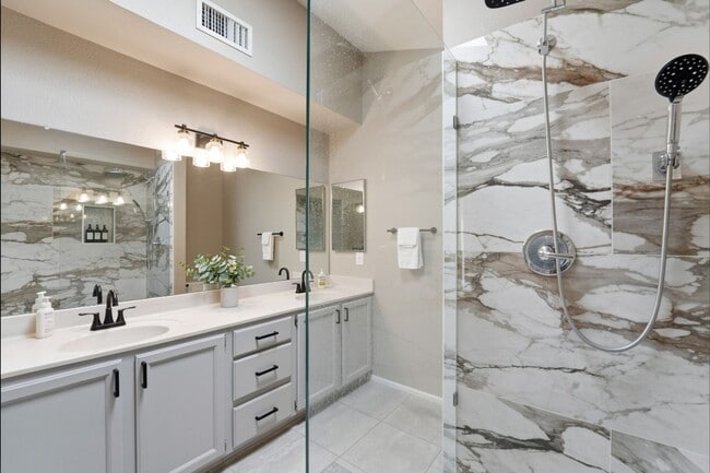 Building Photo - Move-in-ready home available furnished or unfurnished to suit your lifestyle!!