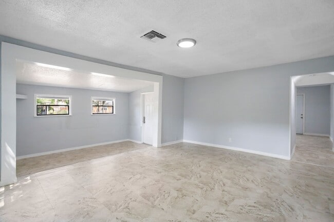 Building Photo - Very large 4bdrm/2bath House, Ready End of February