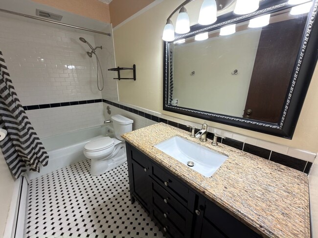 Building Photo - Spacious 2 bedroom, 1 bathroom condo apartment on third floor