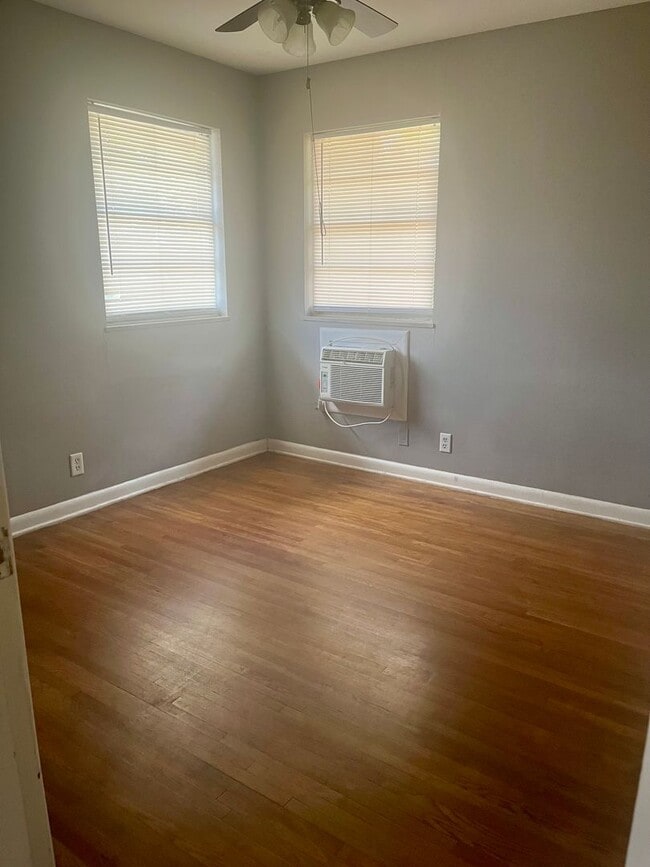 Building Photo - 105 42nd Pl