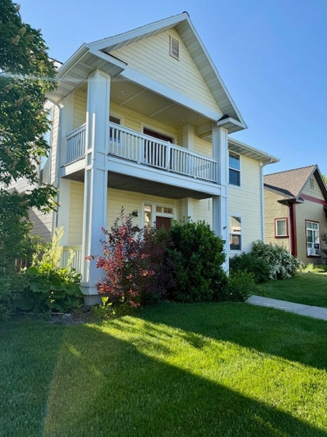 Primary Photo - 3 Bedroom 3 Bathroom House Located Near a ...