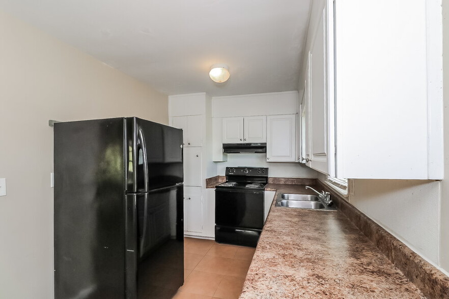 Building Photo - 3301 Howell Cir