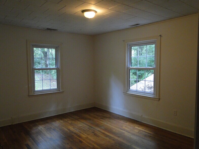 Building Photo - 106 Pine St