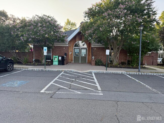 Building Photo - 131 Albury Way