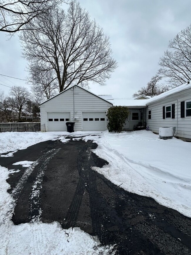 Building Photo - 4 Bed, 2 Bath House - ALL UTILITIES INCLUDED