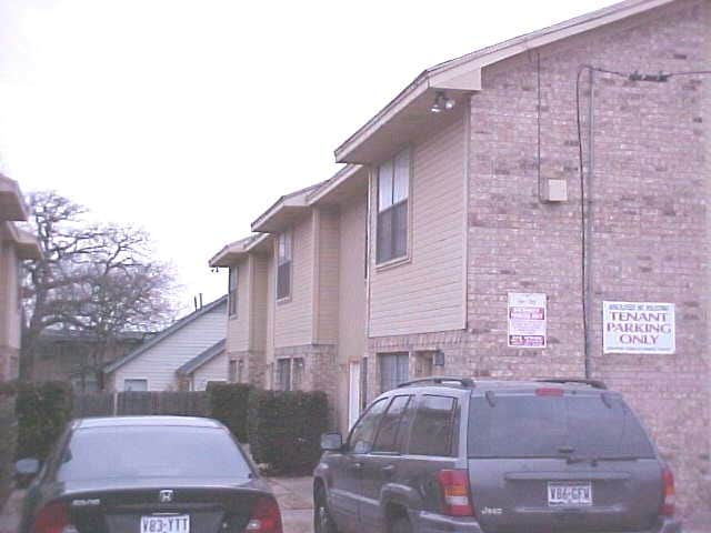 Building Photo - Double Tree Apartments