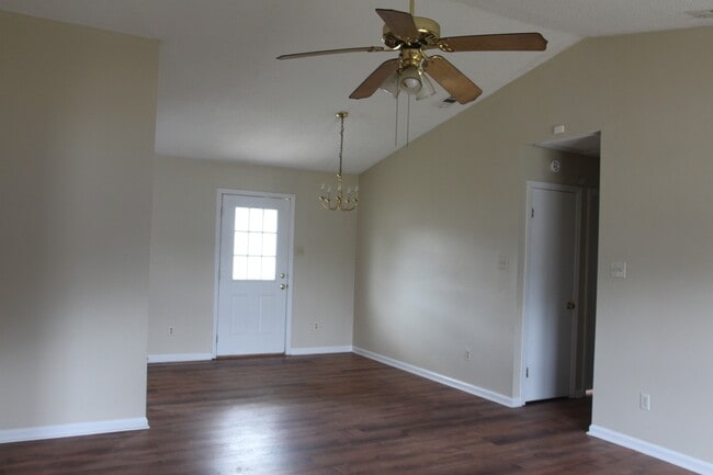 Building Photo - 804 Goodall Ave