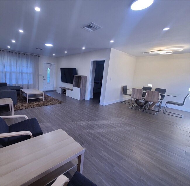 Building Photo - 1320 Arthur St