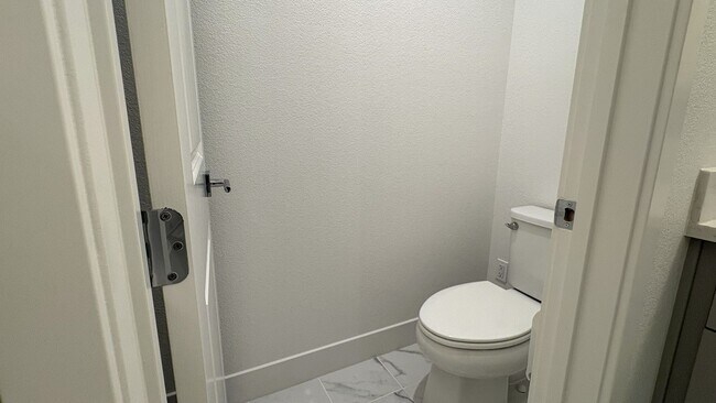 Building Photo - Modern 3BR/3BA Townhome in Prime Mountain View Location