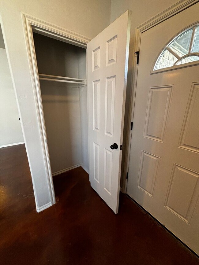 Building Photo - Move in Special!! 3BR 2BA duplex with 2 ca...