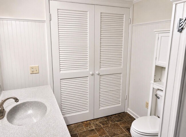 Building Photo - 4 Bedroom, 2 Bath