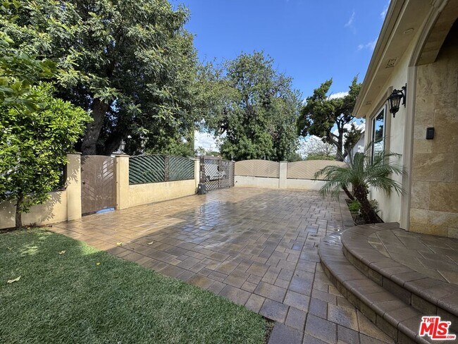 Building Photo - 6234 Carpenter Ave